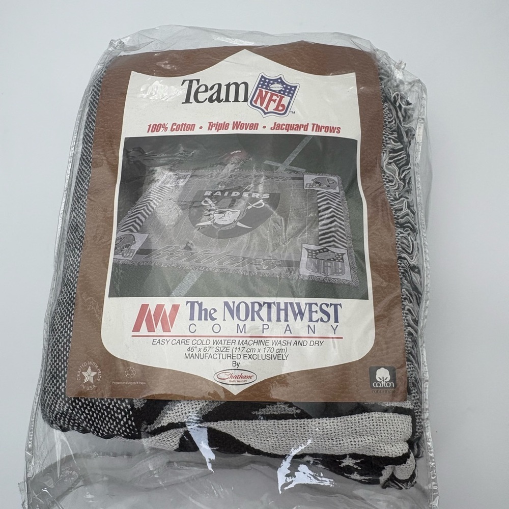 NFL Raiders Jacquard Throw Blanket - New in Package - Picture 4 of 6
